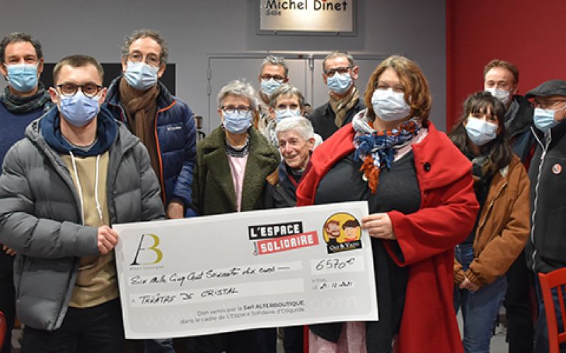 Espace Solidaire d'Oliquide : remise de don à l'association du Théâtre de Cristal