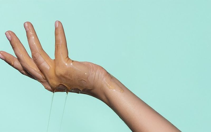 e-liquide sur les mains