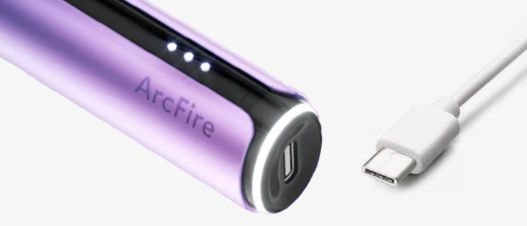 Port USB-C à la base du pod ARCFIRE de Innokin