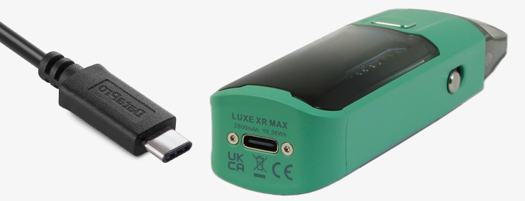Gros plan de la connexion USB-C du pod Vaporesso Luxe XR Max pour la recharge