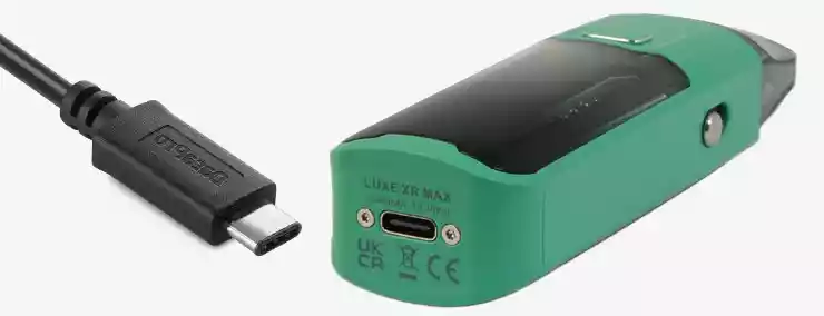 Gros plan de la connexion USB-C du pod Vaporesso Luxe XR Max pour la recharge